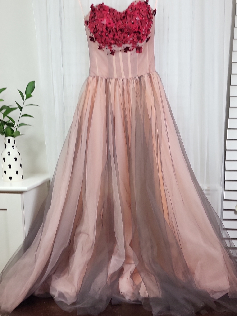 NWOT Blush Pink Floral Appliqué Ball Gown. Size 2